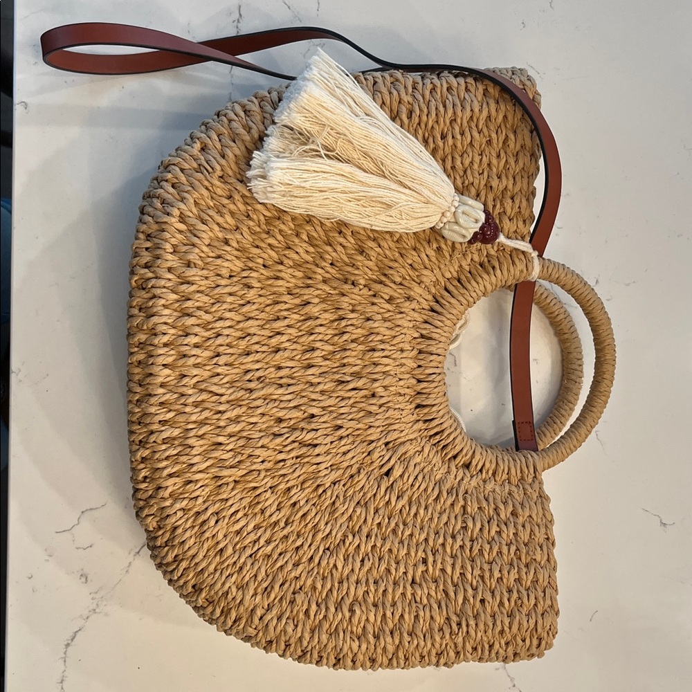 Chic Tan Woven Tote Bag. H&M raffia summer bag with tassel and shoulder strap. - Picture 2 of 6